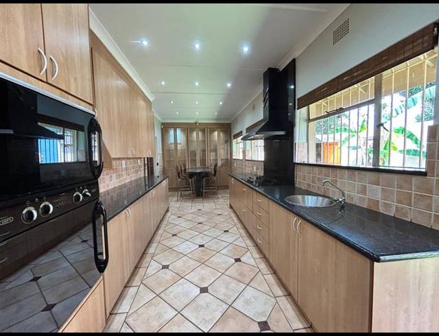 9 BEDROOM HOUSE FOR SALE IN SELCOURT